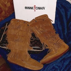 NWT Minnetonka Sz 11, Brown 5- Layer fringe boot in suede